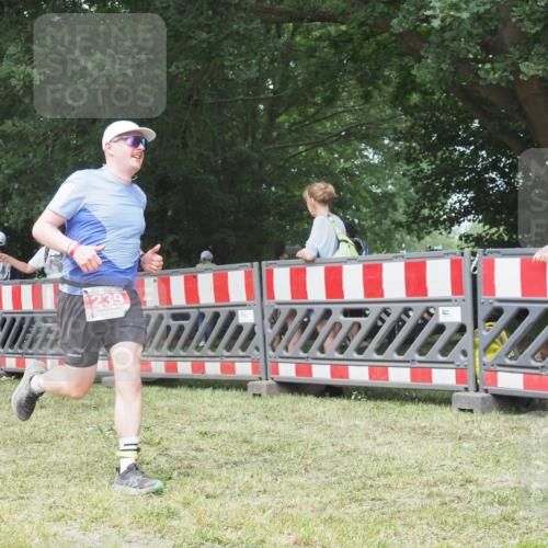 21.06.2025 - 27. Vierlanden-Triathlon KatJ http://msf.ph/oto/7997476 15.06.2025 12:50:57 Ziel 239, 695 meine-sportfotos.de