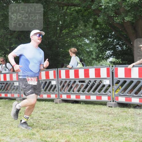 21.06.2025 - 27. Vierlanden-Triathlon KatJ http://msf.ph/oto/7997489 15.06.2025 12:50:57 Ziel 239, 695 meine-sportfotos.de