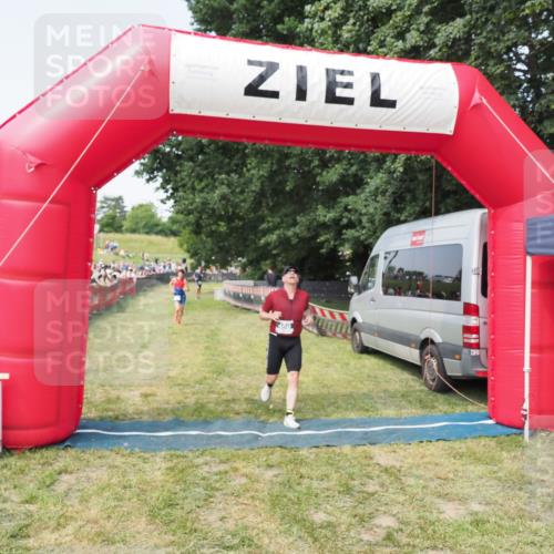 21.06.2025 - 27. Vierlanden-Triathlon MichiJ http://msf.ph/oto/7997499 15.06.2026 11:20:56 Ziel 450, 512 meine-sportfotos.de