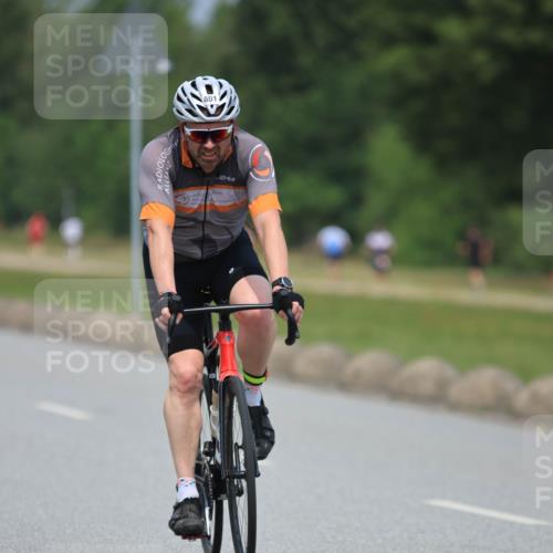 21.06.2025 - 27. Vierlanden-Triathlon H.Heesch http://msf.ph/oto/7997506 15.06.2025 12:25:15 Radfahren 801 meine-sportfotos.de