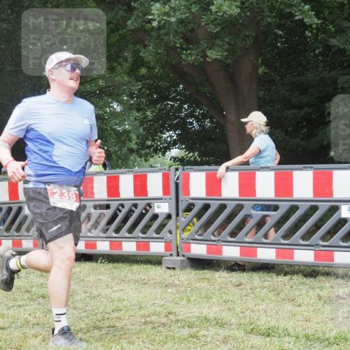 21.06.2025 - 27. Vierlanden-Triathlon KatJ http://msf.ph/oto/7997509 15.06.2025 12:50:58 Ziel 239, 695 meine-sportfotos.de