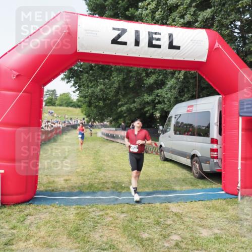 21.06.2025 - 27. Vierlanden-Triathlon MichiJ http://msf.ph/oto/7997511 15.06.2026 11:20:56 Ziel 450, 512 meine-sportfotos.de