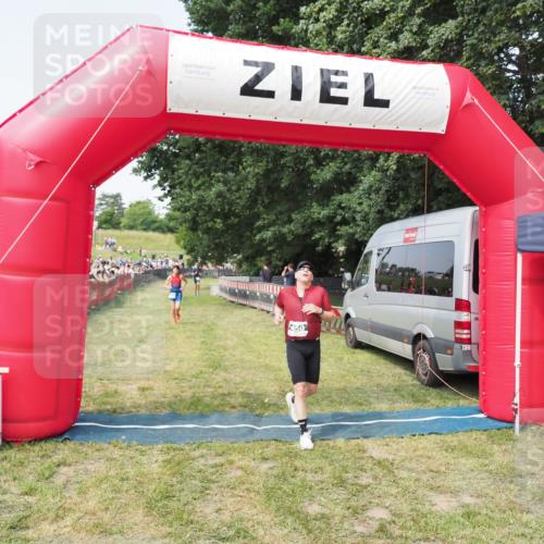21.06.2025 - 27. Vierlanden-Triathlon MichiJ http://msf.ph/oto/7997524 15.06.2026 11:20:56 Ziel 450, 512 meine-sportfotos.de