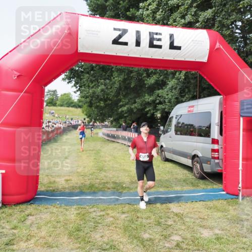 21.06.2025 - 27. Vierlanden-Triathlon MichiJ http://msf.ph/oto/7997538 15.06.2026 11:20:56 Ziel 450, 512 meine-sportfotos.de