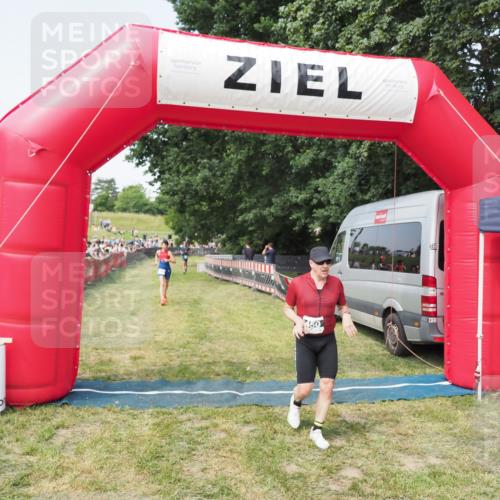 21.06.2025 - 27. Vierlanden-Triathlon MichiJ http://msf.ph/oto/7997551 15.06.2026 11:20:57 Ziel 450, 512 meine-sportfotos.de