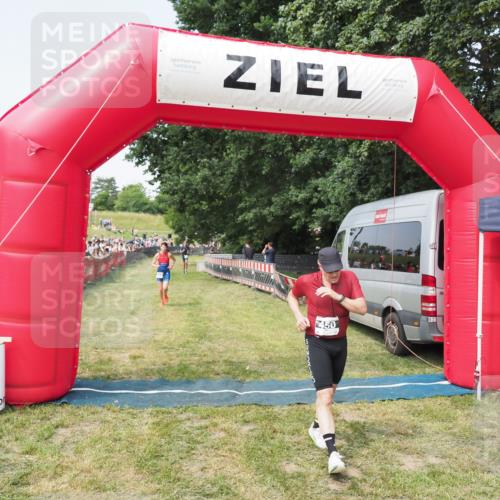 21.06.2025 - 27. Vierlanden-Triathlon MichiJ http://msf.ph/oto/7997574 15.06.2026 11:20:57 Ziel 450, 512 meine-sportfotos.de