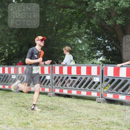 21.06.2025 - 27. Vierlanden-Triathlon KatJ http://msf.ph/oto/7997579 15.06.2025 12:51:05 Ziel 129, 695 meine-sportfotos.de