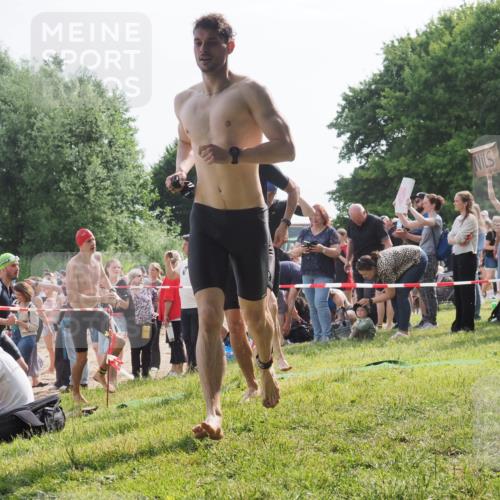 15.06.2025 - 27. Vierlanden-Triathlon KatJ http://msf.ph/oto/7997593 15.06.2025 09:55:55 Schwimmen 280, 283, 300, 303, 308, 310, 322, 331, 338 meine-sportfotos.de