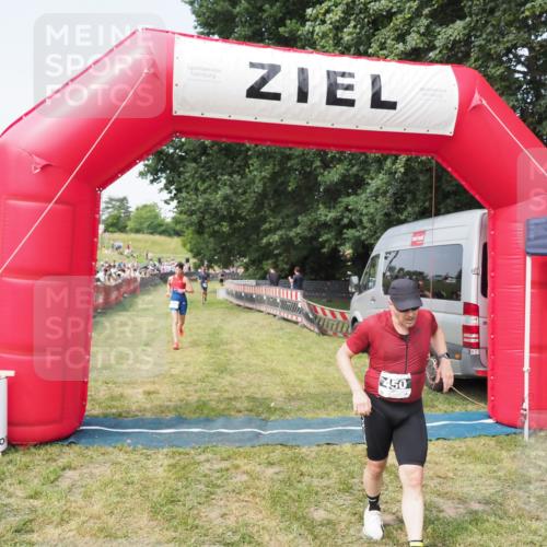 21.06.2025 - 27. Vierlanden-Triathlon MichiJ http://msf.ph/oto/7997594 15.06.2026 11:20:57 Ziel 450, 512 meine-sportfotos.de