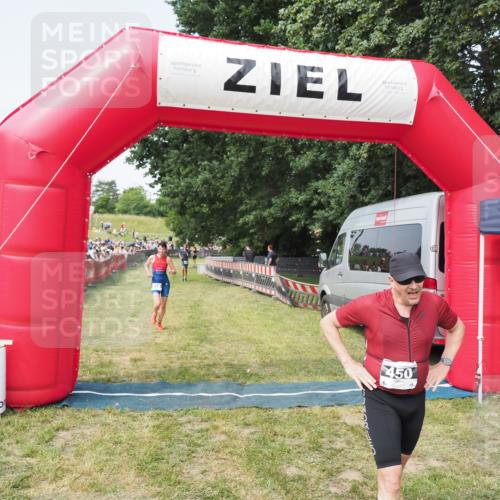 21.06.2025 - 27. Vierlanden-Triathlon MichiJ http://msf.ph/oto/7997615 15.06.2026 11:20:58 Ziel 450, 512 meine-sportfotos.de