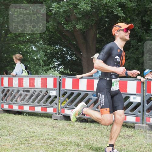 21.06.2025 - 27. Vierlanden-Triathlon KatJ http://msf.ph/oto/7997624 15.06.2025 12:51:06 Ziel 129, 695 meine-sportfotos.de