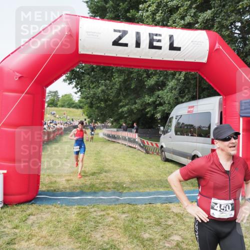 21.06.2025 - 27. Vierlanden-Triathlon MichiJ http://msf.ph/oto/7997645 15.06.2026 11:20:59 Ziel 450, 512 meine-sportfotos.de