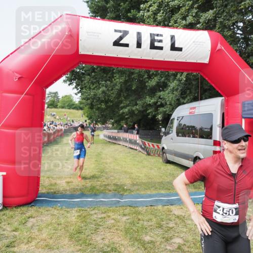21.06.2025 - 27. Vierlanden-Triathlon MichiJ http://msf.ph/oto/7997657 15.06.2026 11:20:59 Ziel 450, 512 meine-sportfotos.de