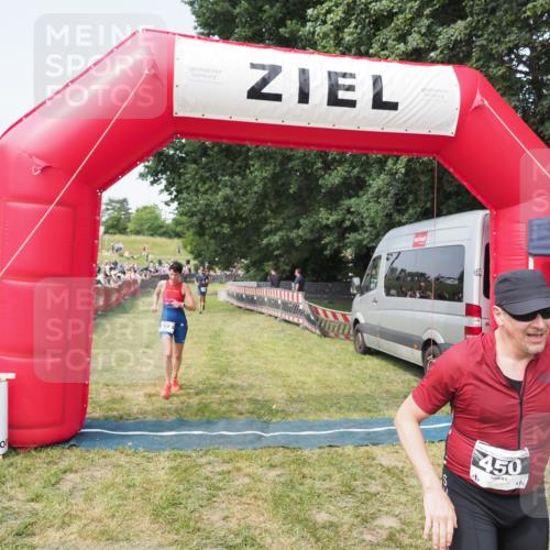 21.06.2025 - 27. Vierlanden-Triathlon MichiJ http://msf.ph/oto/7997676 15.06.2026 11:20:59 Ziel 450, 512 meine-sportfotos.de