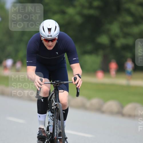 21.06.2025 - 27. Vierlanden-Triathlon H.Heesch http://msf.ph/oto/7997691 15.06.2025 12:25:44 Radfahren 645, 981 meine-sportfotos.de