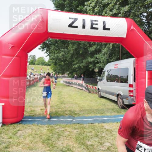 21.06.2025 - 27. Vierlanden-Triathlon MichiJ http://msf.ph/oto/7997704 15.06.2026 11:20:59 Ziel 450, 512 meine-sportfotos.de