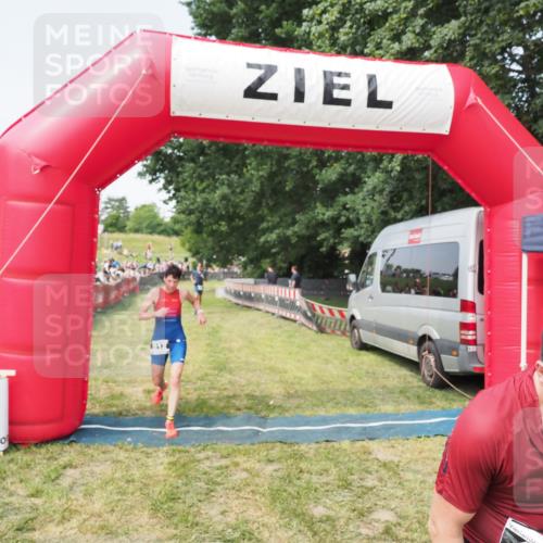 21.06.2025 - 27. Vierlanden-Triathlon MichiJ http://msf.ph/oto/7997720 15.06.2026 11:21:00 Ziel 450, 512 meine-sportfotos.de