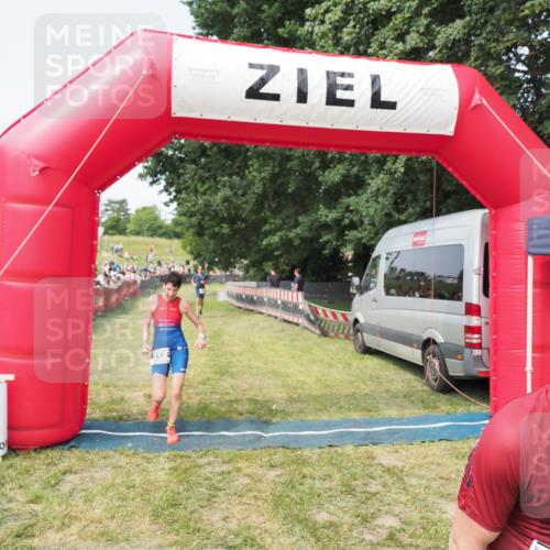 21.06.2025 - 27. Vierlanden-Triathlon MichiJ http://msf.ph/oto/7997741 15.06.2026 11:21:00 Ziel 450, 512 meine-sportfotos.de