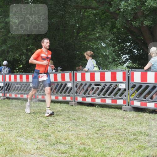 21.06.2025 - 27. Vierlanden-Triathlon KatJ http://msf.ph/oto/7997748 15.06.2025 12:51:15 Ziel 129 meine-sportfotos.de