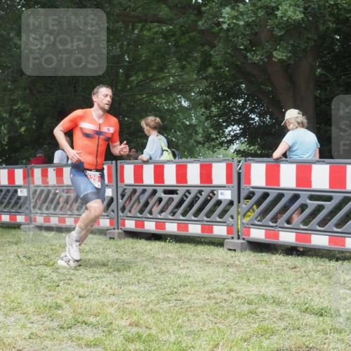 21.06.2025 - 27. Vierlanden-Triathlon KatJ http://msf.ph/oto/7997765 15.06.2025 12:51:15 Ziel 129 meine-sportfotos.de