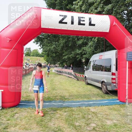 21.06.2025 - 27. Vierlanden-Triathlon MichiJ http://msf.ph/oto/7997770 15.06.2026 11:21:00 Ziel 450, 512 meine-sportfotos.de