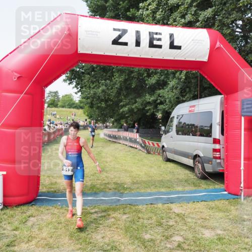 21.06.2025 - 27. Vierlanden-Triathlon MichiJ http://msf.ph/oto/7997785 15.06.2026 11:21:00 Ziel 450, 512 meine-sportfotos.de