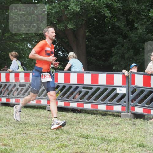 21.06.2025 - 27. Vierlanden-Triathlon KatJ http://msf.ph/oto/7997800 15.06.2025 12:51:15 Ziel 129 meine-sportfotos.de
