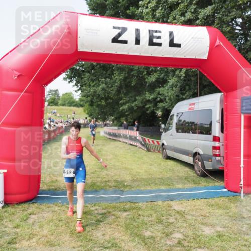 21.06.2025 - 27. Vierlanden-Triathlon MichiJ http://msf.ph/oto/7997803 15.06.2026 11:21:01 Ziel 441, 450, 512 meine-sportfotos.de