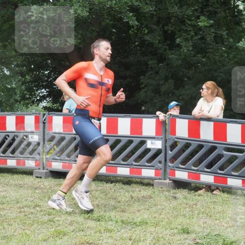 21.06.2025 - 27. Vierlanden-Triathlon KatJ http://msf.ph/oto/7997821 15.06.2025 12:51:16 Ziel 129 meine-sportfotos.de