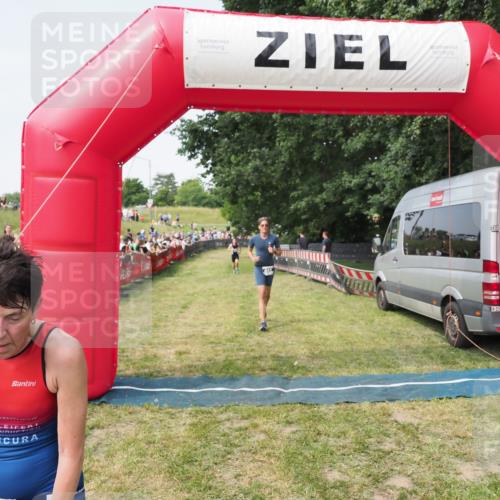 21.06.2025 - 27. Vierlanden-Triathlon MichiJ http://msf.ph/oto/7997825 15.06.2026 11:21:04 Ziel 409, 441, 512 meine-sportfotos.de