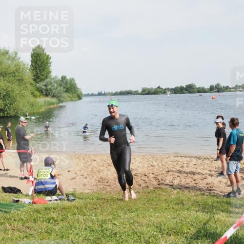 21.06.2025 - 27. Vierlanden-Triathlon MichiJ http://msf.ph/oto/7997852 15.06.2026 09:59:48 Schwimmen 266, 351, 358 meine-sportfotos.de