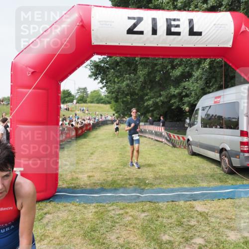 21.06.2025 - 27. Vierlanden-Triathlon MichiJ http://msf.ph/oto/7997862 15.06.2026 11:21:04 Ziel 409, 441, 512 meine-sportfotos.de