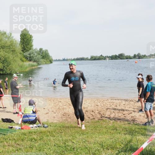 21.06.2025 - 27. Vierlanden-Triathlon MichiJ http://msf.ph/oto/7997863 15.06.2026 09:59:48 Schwimmen 266, 351, 358 meine-sportfotos.de