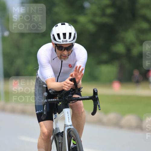 21.06.2025 - 27. Vierlanden-Triathlon H.Heesch http://msf.ph/oto/7997891 15.06.2025 12:26:11 Radfahren 731, 846 meine-sportfotos.de