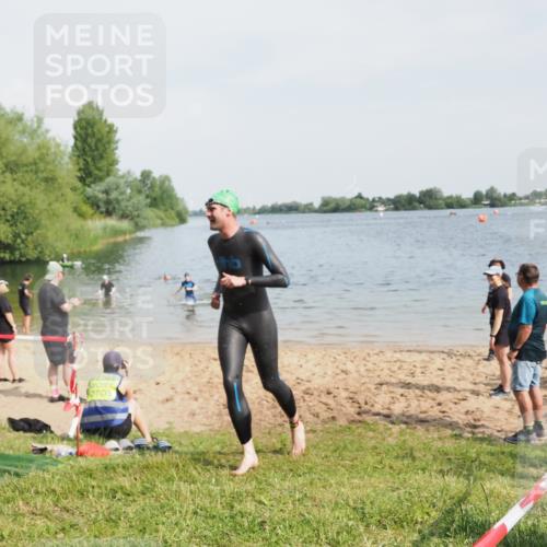 21.06.2025 - 27. Vierlanden-Triathlon MichiJ http://msf.ph/oto/7997892 15.06.2026 09:59:48 Schwimmen 266, 351, 358 meine-sportfotos.de