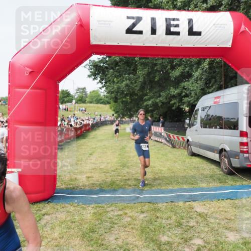 21.06.2025 - 27. Vierlanden-Triathlon MichiJ http://msf.ph/oto/7997893 15.06.2026 11:21:05 Ziel 409, 441, 512 meine-sportfotos.de