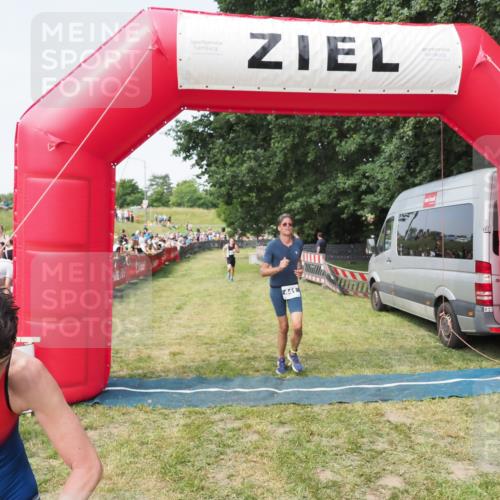 21.06.2025 - 27. Vierlanden-Triathlon MichiJ http://msf.ph/oto/7997911 15.06.2026 11:21:05 Ziel 409, 441, 512 meine-sportfotos.de