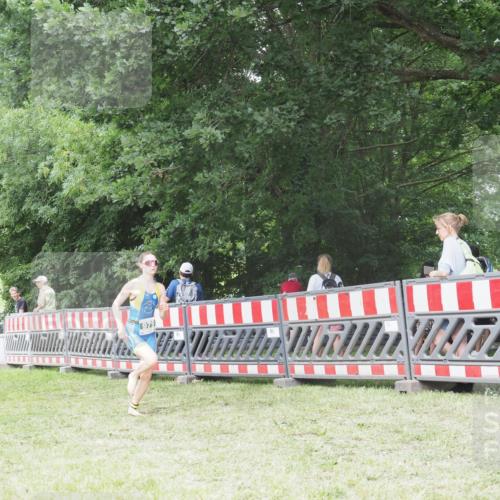 21.06.2025 - 27. Vierlanden-Triathlon KatJ http://msf.ph/oto/7997925 15.06.2025 12:52:07 Ziel 979 meine-sportfotos.de