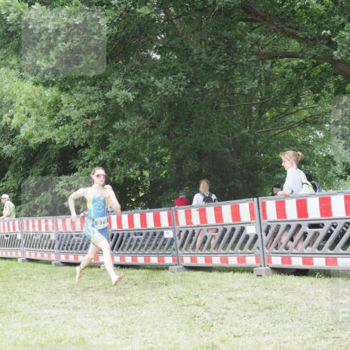 21.06.2025 - 27. Vierlanden-Triathlon KatJ http://msf.ph/oto/7997937 15.06.2025 12:52:07 Ziel 979 meine-sportfotos.de
