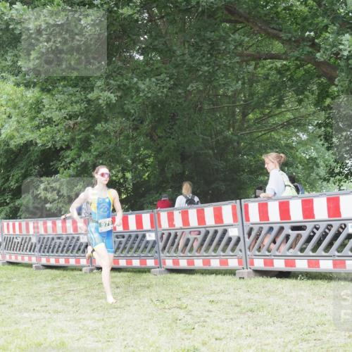21.06.2025 - 27. Vierlanden-Triathlon KatJ http://msf.ph/oto/7997947 15.06.2025 12:52:07 Ziel 979 meine-sportfotos.de