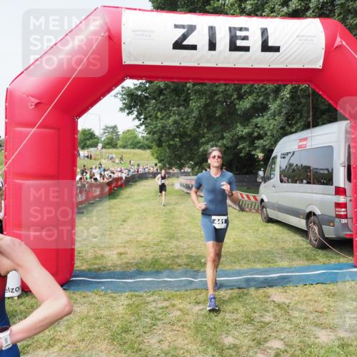 21.06.2025 - 27. Vierlanden-Triathlon MichiJ http://msf.ph/oto/7997950 15.06.2026 11:21:05 Ziel 409, 441, 512 meine-sportfotos.de