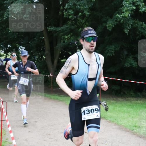 21.06.2025 - 27. Vierlanden-Triathlon Lena Gebhardt http://msf.ph/oto/7997956 15.06.2025 13:55:53 Laufen 1311, 1215, 20, 1309 meine-sportfotos.de