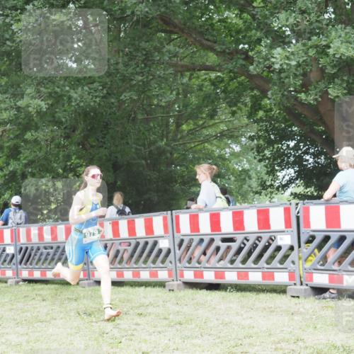 21.06.2025 - 27. Vierlanden-Triathlon KatJ http://msf.ph/oto/7997968 15.06.2025 12:52:07 Ziel 979 meine-sportfotos.de