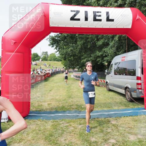 21.06.2025 - 27. Vierlanden-Triathlon MichiJ http://msf.ph/oto/7997969 15.06.2026 11:21:05 Ziel 409, 441, 512 meine-sportfotos.de