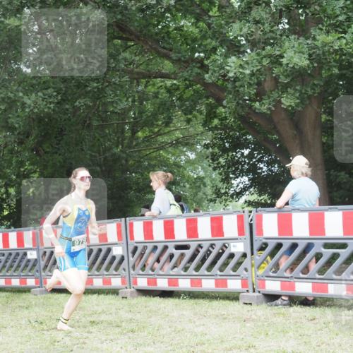 21.06.2025 - 27. Vierlanden-Triathlon KatJ http://msf.ph/oto/7997980 15.06.2025 12:52:07 Ziel 979 meine-sportfotos.de