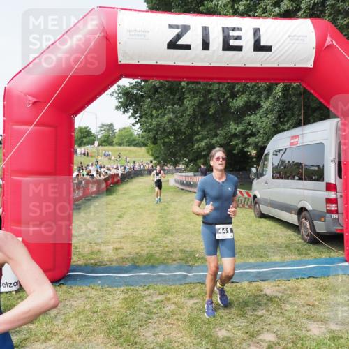 21.06.2025 - 27. Vierlanden-Triathlon MichiJ http://msf.ph/oto/7997984 15.06.2026 11:21:05 Ziel 409, 441, 512 meine-sportfotos.de