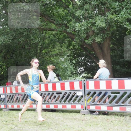21.06.2025 - 27. Vierlanden-Triathlon KatJ http://msf.ph/oto/7997989 15.06.2025 12:52:08 Ziel 979 meine-sportfotos.de