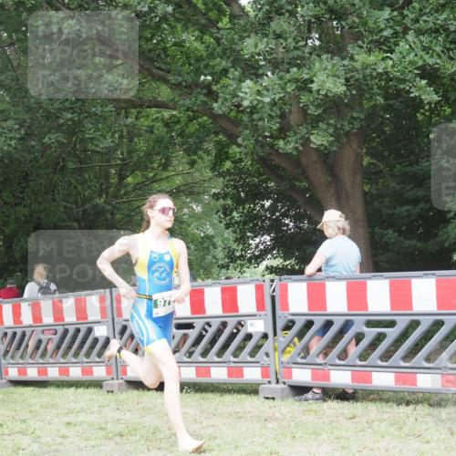 21.06.2025 - 27. Vierlanden-Triathlon KatJ http://msf.ph/oto/7998001 15.06.2025 12:52:08 Ziel 979 meine-sportfotos.de