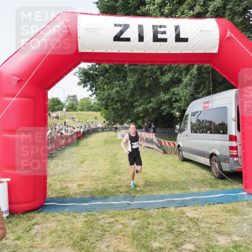 21.06.2025 - 27. Vierlanden-Triathlon MichiJ http://msf.ph/oto/7998013 15.06.2026 11:21:08 Ziel 409, 441 meine-sportfotos.de