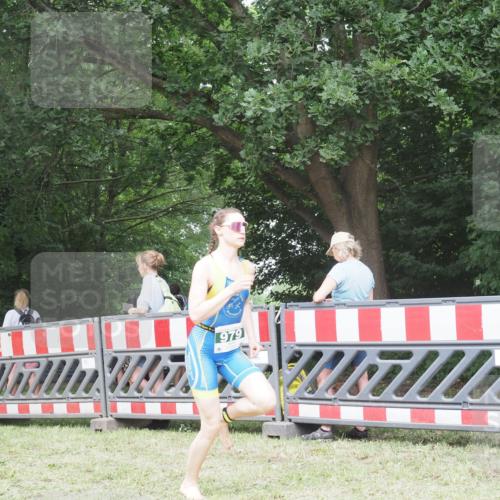 21.06.2025 - 27. Vierlanden-Triathlon KatJ http://msf.ph/oto/7998014 15.06.2025 12:52:08 Ziel 979 meine-sportfotos.de